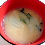 新玉ねぎとわかめの味噌汁